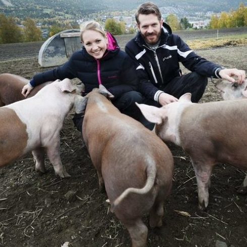 Line og John Ragnar med utegrisene på den lille øya midt i Drammen. Foto: Langesøy gård