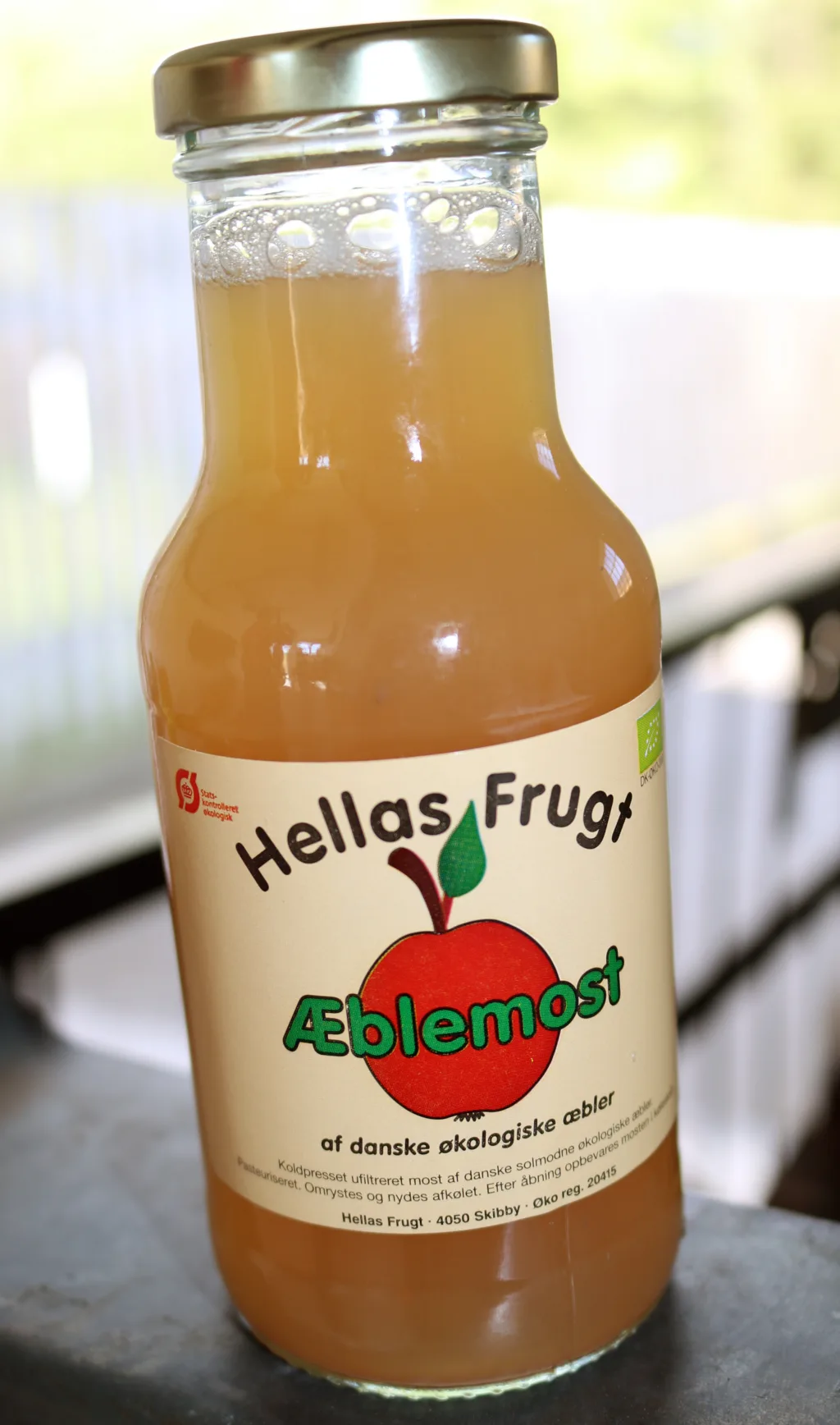 Økologisk eplemost fra Hellas Frukt. Produksjon av eplemost gir mulighet til å utnytte store deler av avlinga