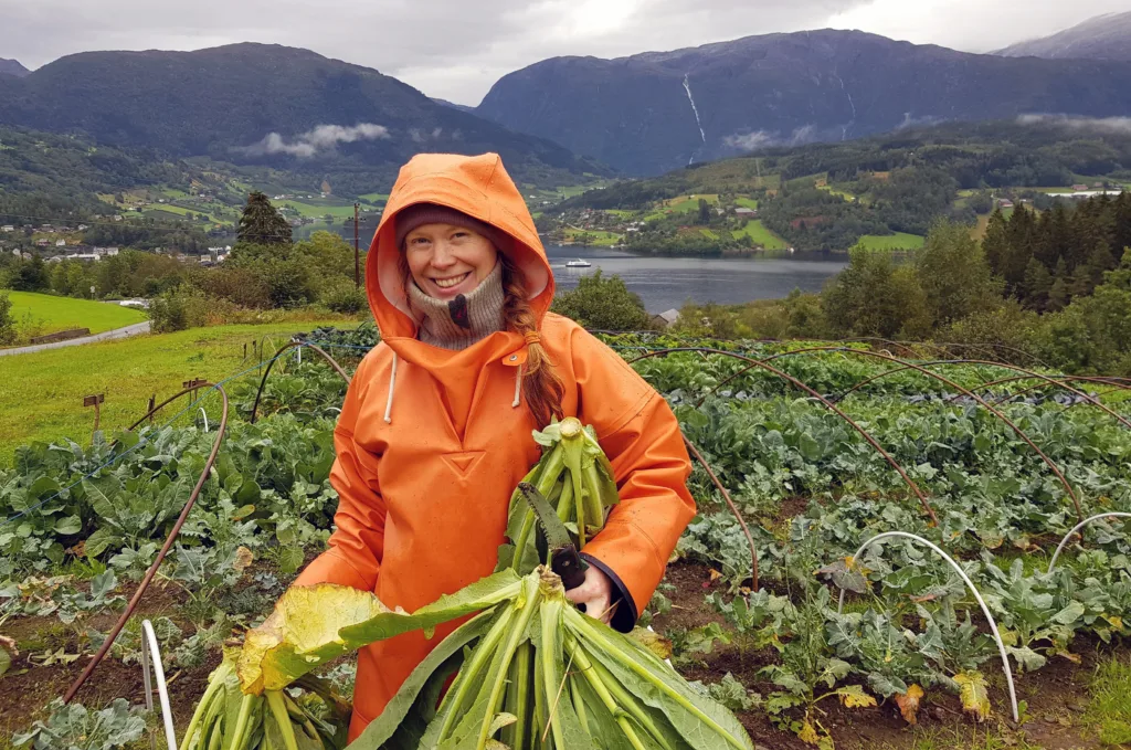 Katinka Kilian eier av Ulvik andelslandbruk, sammen med ektemannen Grzegorz Kramar. Hos dem står det pedagogiske og sosiale aspektet ved økologisk grønnsaksdyrking og småskalaproduksjon sentralt
