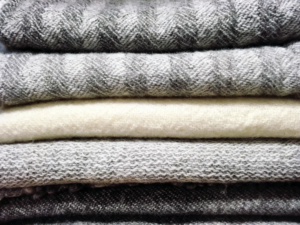 Det kan veves vakre ullstoffer av norsk sau, som disse fra Krivi vev