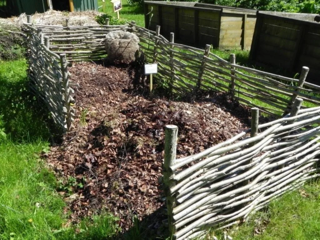 Løv i en egen kompostbinge for omdanning til såjord. Denne omdanningen tar gjerne 2-3 år så det er lurt å ha flere avdelinger i bingen