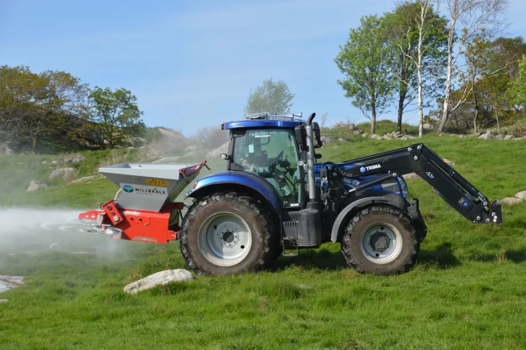 Spreding av kalk på beiter med trepunkts kalkspreder