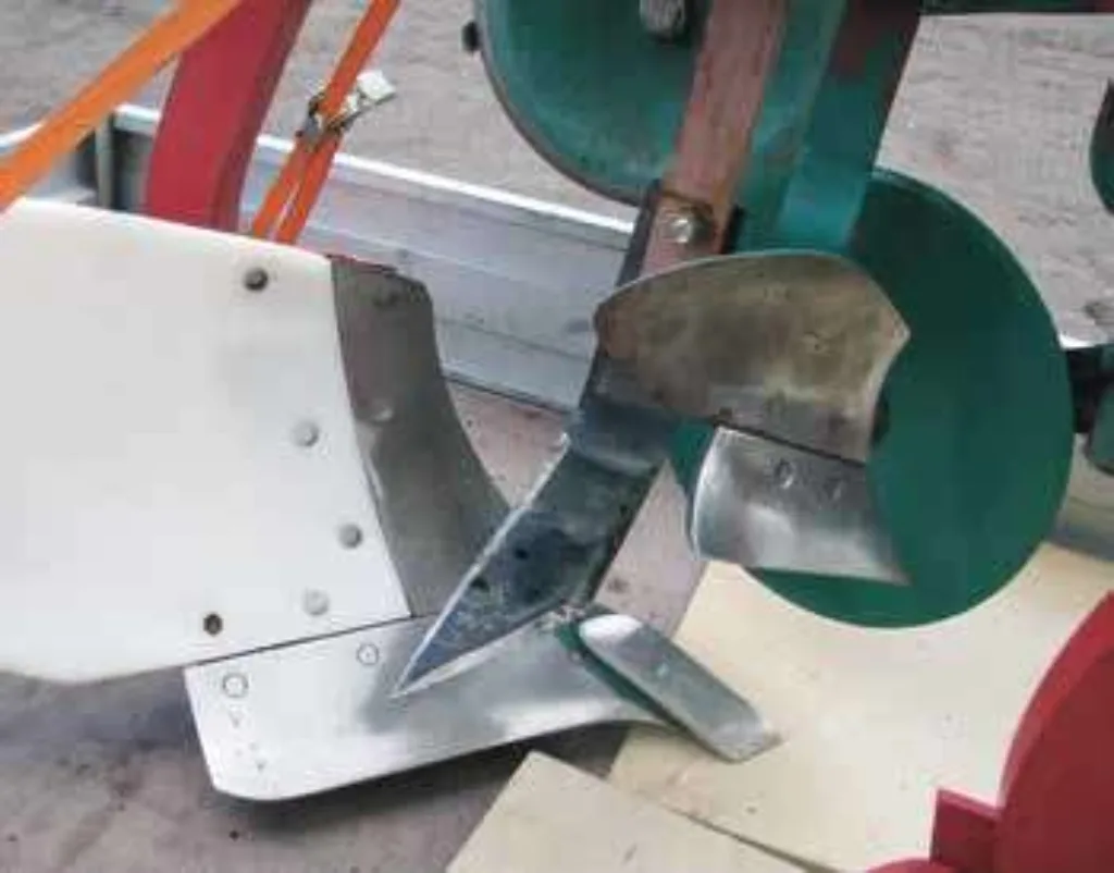 I forsøket ble det prøvd forskjellige metoder for å kutte av toppen til høymola. Dette er kniven som ble forsøkt, men gevinsten i forhold til bare forplog var liten