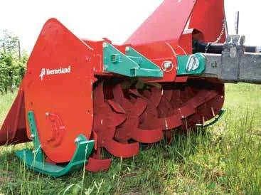 Fres med L-formede kniver ble brukt i forsøket, men effekten mot høymole var for dårlig i forhold til kostnaden med metoden