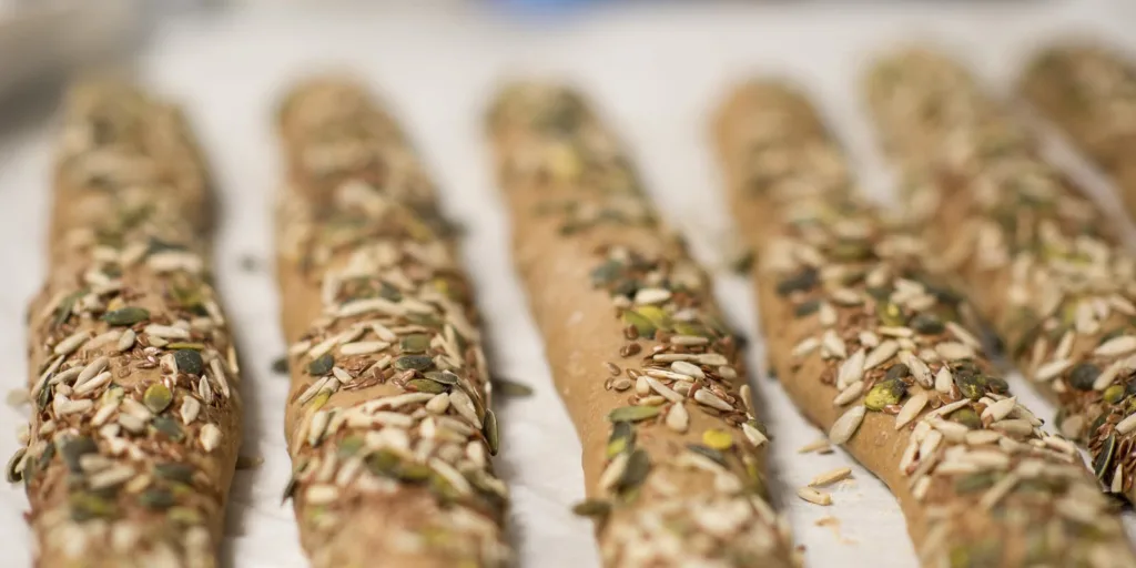 Økologisk mel av alle typer finnes på markedet i god kvalitet, tilstrekkelige mengder og til overkommelig pris. Å bake «det daglige brød» selv er derfor et fint begynnerprosjekt i forbindelse med omlegging.