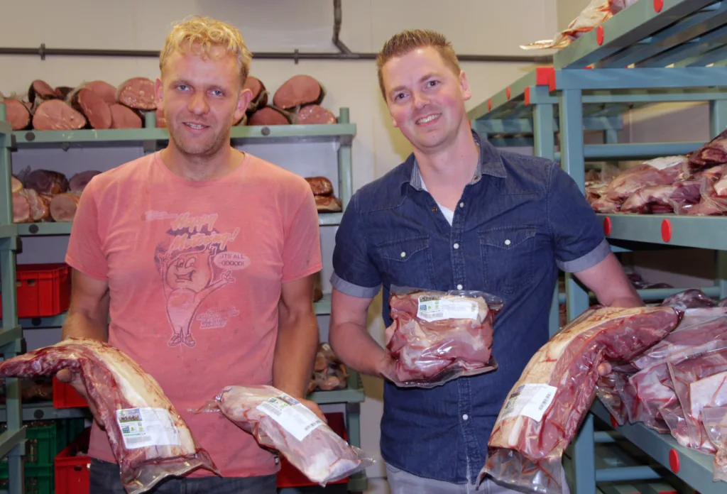 Gardbruker Marco Boon og selger Remco Lieman er stolte av kalvekjøttet de produserer ved Eco Fields.