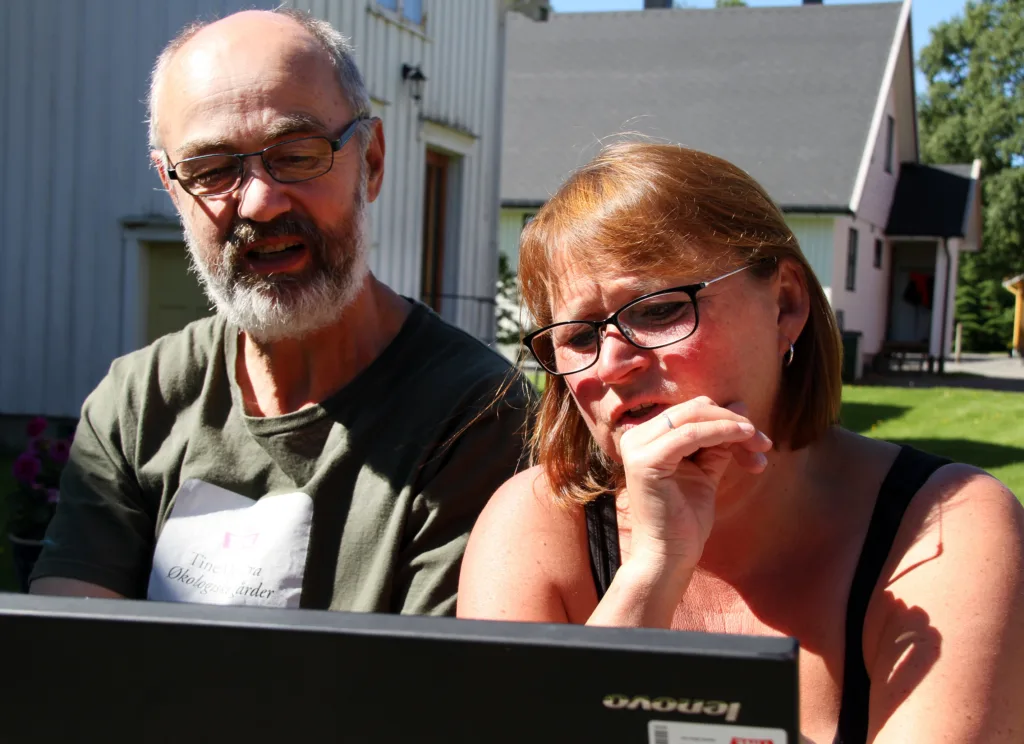 Otto og rådgiver Trine Samuelsen Lænd studerer gode tall fra siste års melkeleveranse