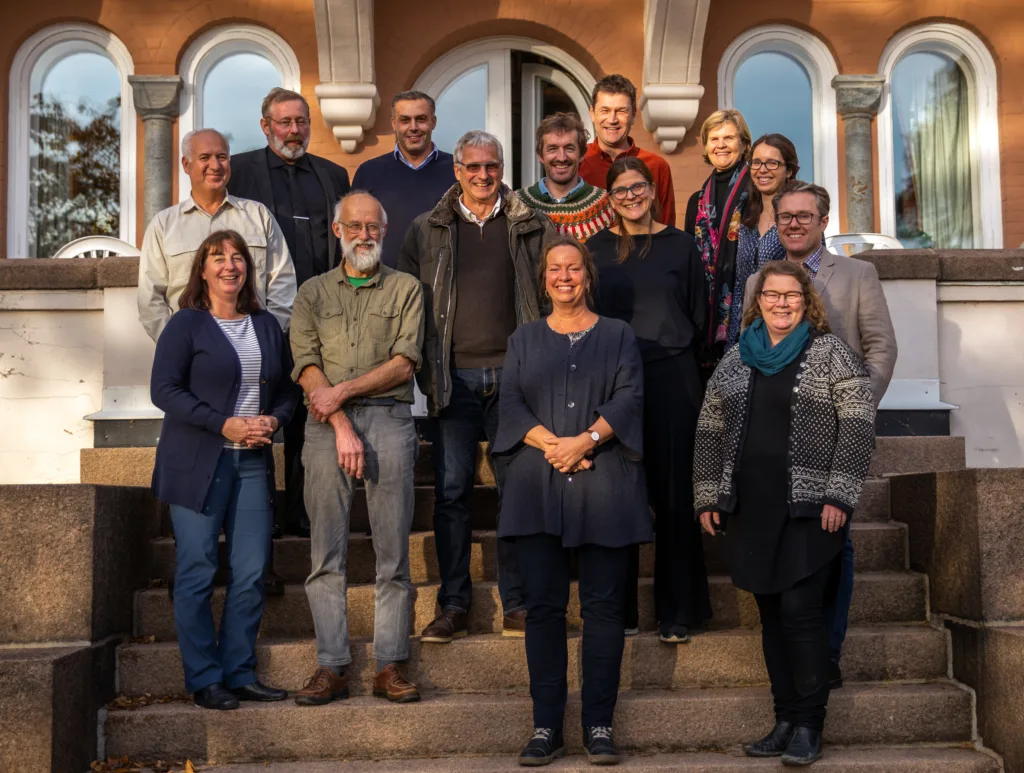 Noen av foredragsholderne. Øverst fra venstre: Morten Rasmussen, Muath Alsheikh, Anders Næss, Kari Clausen; Kostas Koutis, Béla Bartha, Jasper Kroon, Bell Batta Torheim, Henriette Vivestad; Catrina Fenton, Stehpen Barstow, Andrew McMillion. Foran: Regine Andersen og Torunn Hernes Bjerkem