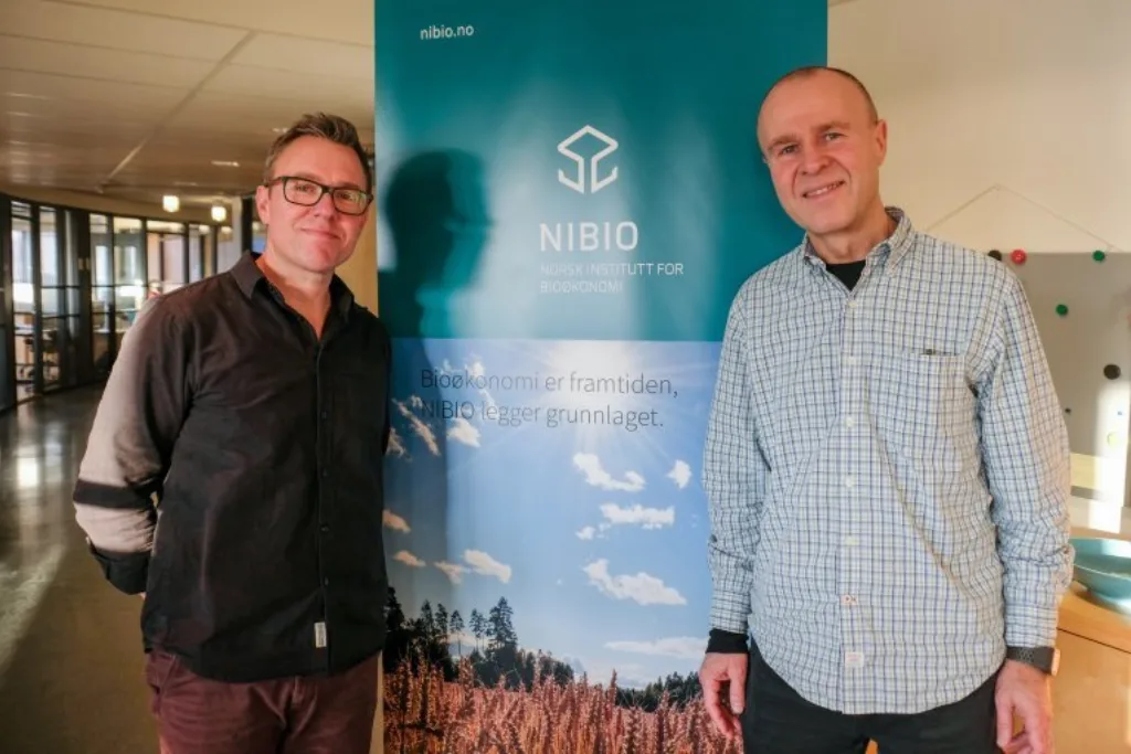 NIBIO-forskerne Geir Wæhler Gustavsen (til høyre) og Atle Wehn Hegnes, har studert forholdet mellom personlighet og forbruk av økologisk mat. De har benyttet data fra den landsdekkende spørreundersøkelsen Norsk Monitor, som både inkluderer spørsmål om økologisk mat og personlighetstesten The Big Five (på norsk Femfaktormodellen). Fem ulike hypoteser om sammenhengen mellom holdninger og betalingsvilje for økologisk mat ble testet statistisk.