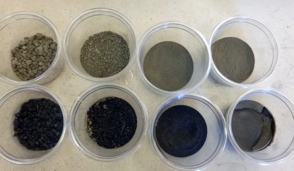 Tørr jord øverst og fuktet jord nederst. Fra venstre mot høyre jordaggregater og mineralkorn over grovsand-størrelse (2-4 mm), grov og mellomsand (0,25- 2 mm) og finsand (0,06- 0,25mm). Helt til høyre er silt og leir samlet (<0,06 mm). Leirpartiklene (< 2 µm) er for små til å kunne siktes fra.