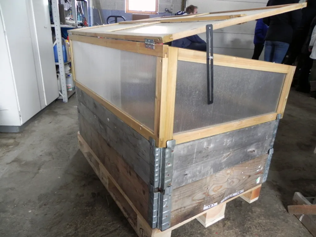 Eksempel på en hjemmesnekret drivbenk, laget av pallekarmer, lister, hengsler og drivhusplast. Kanskje en idé for kunst og håndverkstimene?