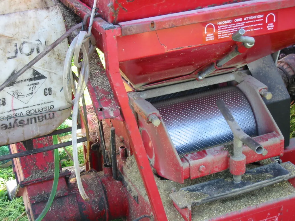 Valsen på krosseren sitter i bunnen av skreppen. Melasse (fra syrekanna) tilsettes i skruen etter valsinga. Trykket valsen klemmer kornet med kan justeres i forhold til kornstørrelse.Riflene på valsene er med å knuse kornet. Disse vil slites og må kvesses opp med  jevne mellomrom.