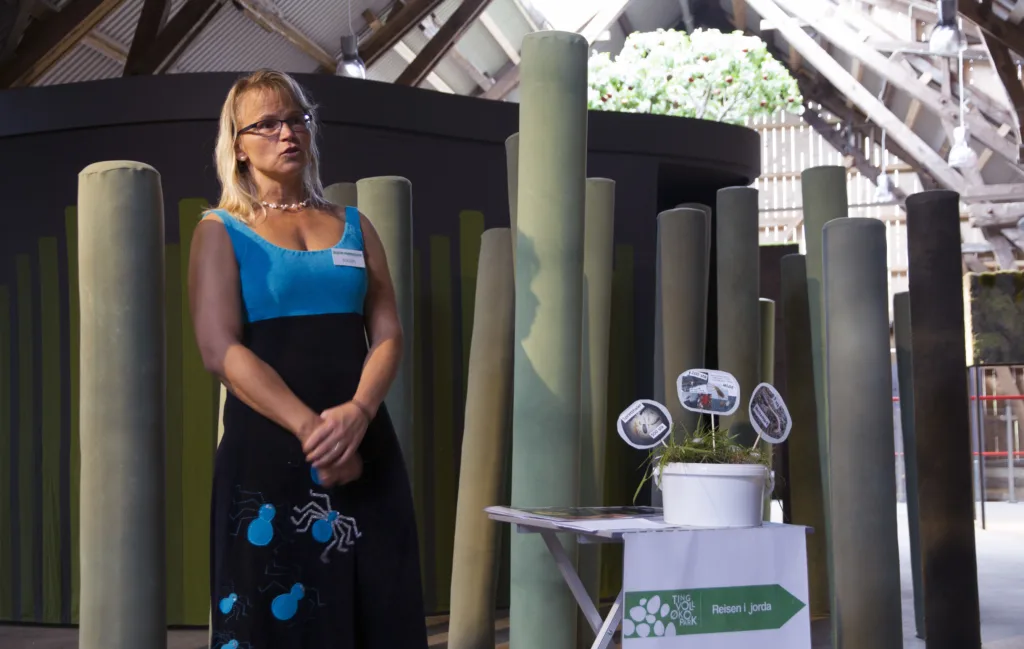 Forsker ved NORSØK, Reidun Pommeresche har faglig konsulent for "Reisen i jorda" i Tingvoll Økopark