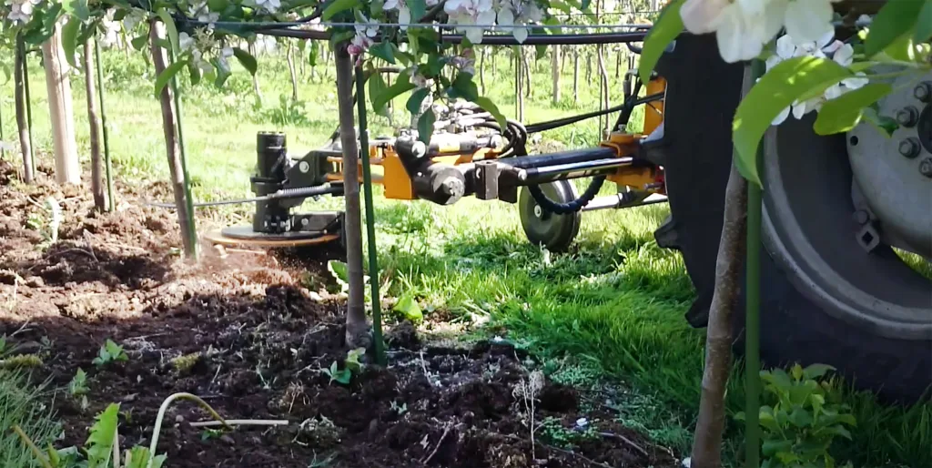 Den frontmonterte ugrasfresen fra Orrizzonto har utskiftbare deler og kan derfor også brukes til grasslått, skålharving og greinsamling etter beskjæring i frukthagen. Foto: Frøydis Lindén