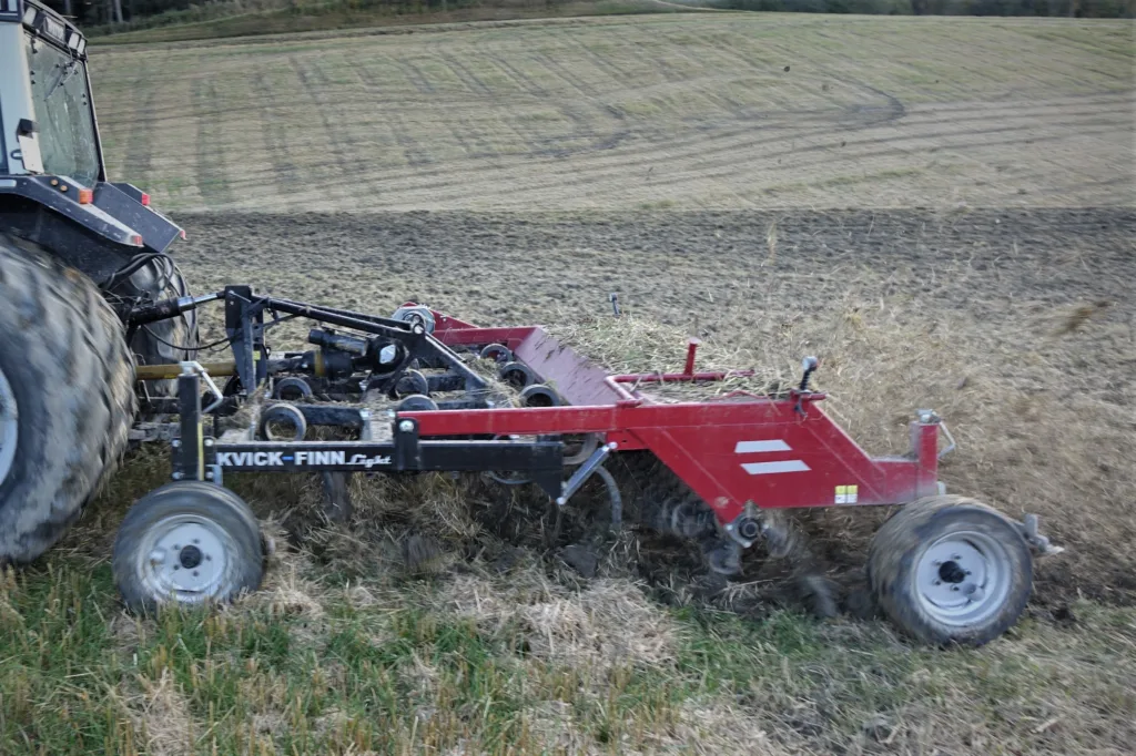 Harva har gåsefottinder der en liten plate kutter kvekerøttene. Rotoren bak kaster røtter og halmrester opp på bakken, slik at de tørker ut før pløying