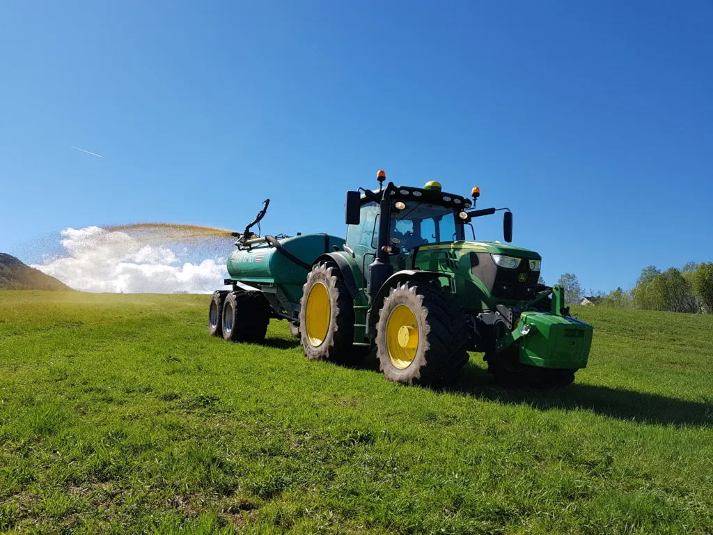 Når 5 000 m3 med husdyrgjødsel skal spres med ei vogn på 10 m3 blir det 500 turer. Klarer man 4 lass i timen tar jobben 125 timer