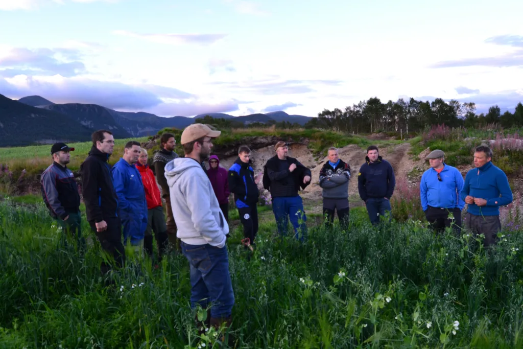 Det er et aktivt jordbruksmiljø i området og mange møter opp på markvandring når Geir forteller om dyrkingsarbeidet. Foto: Ragnhild Renna, NLR Nord-Norge