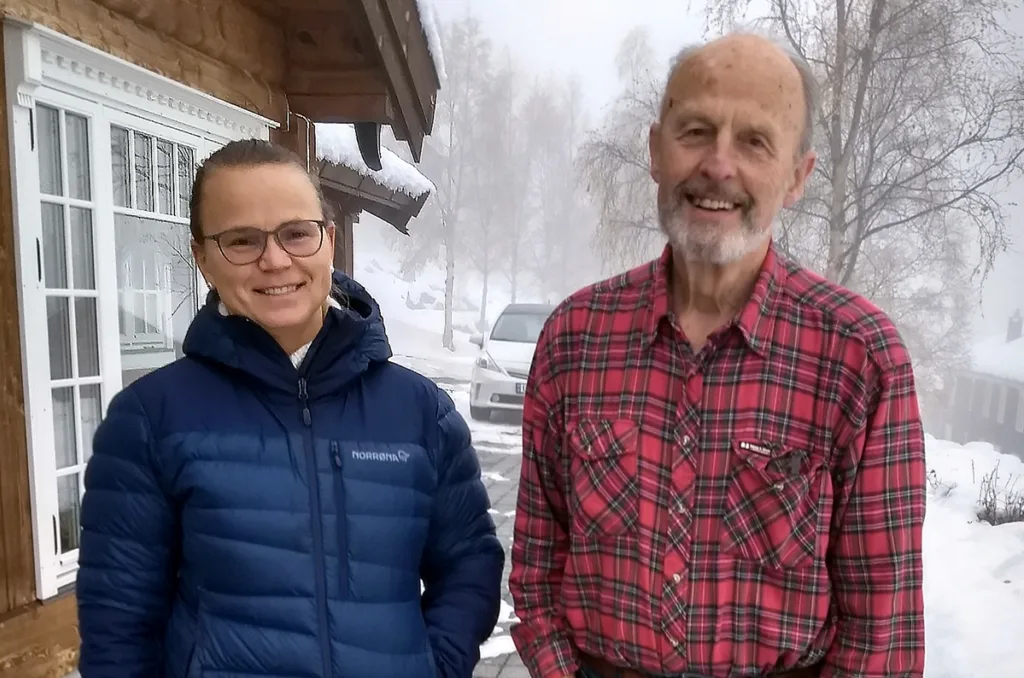 KUNNSKAP I ARV: Anders Hovde har jobbet med forvaltning av myr i en mannsalder. Her med jordforsker Reidun Pommeresche i NORSØK.