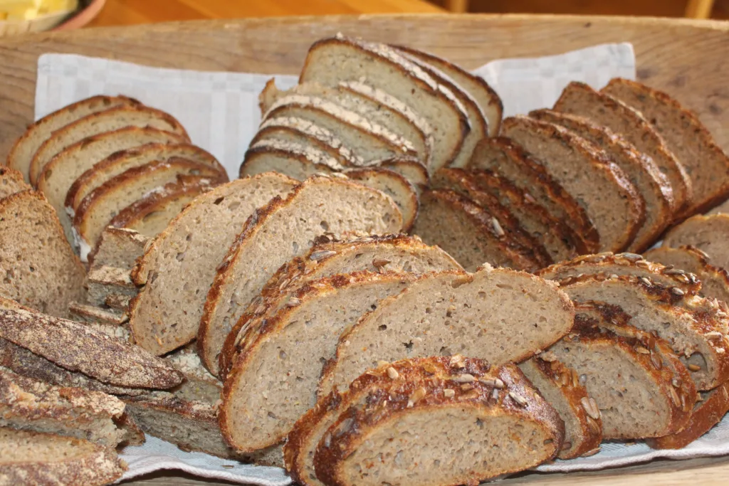 Håndverksbakst av kornsorter som kornprodusentene selv må sørge for eget såkorn av. Foto: Randi B. Frøseth