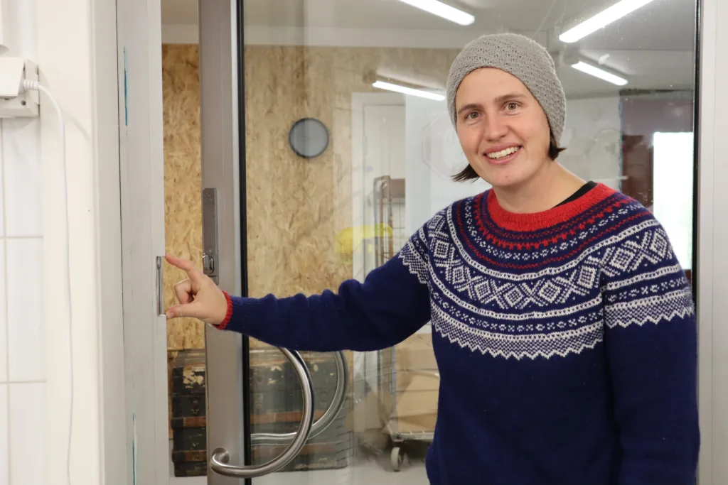 GJØR DØREN BRED: Da utstyret i foredlingsrommet endelig skulle installeres, var døra en fattig centimeter for smal. Da måtte Maries ektemann Simo fram med vinkelkapperen