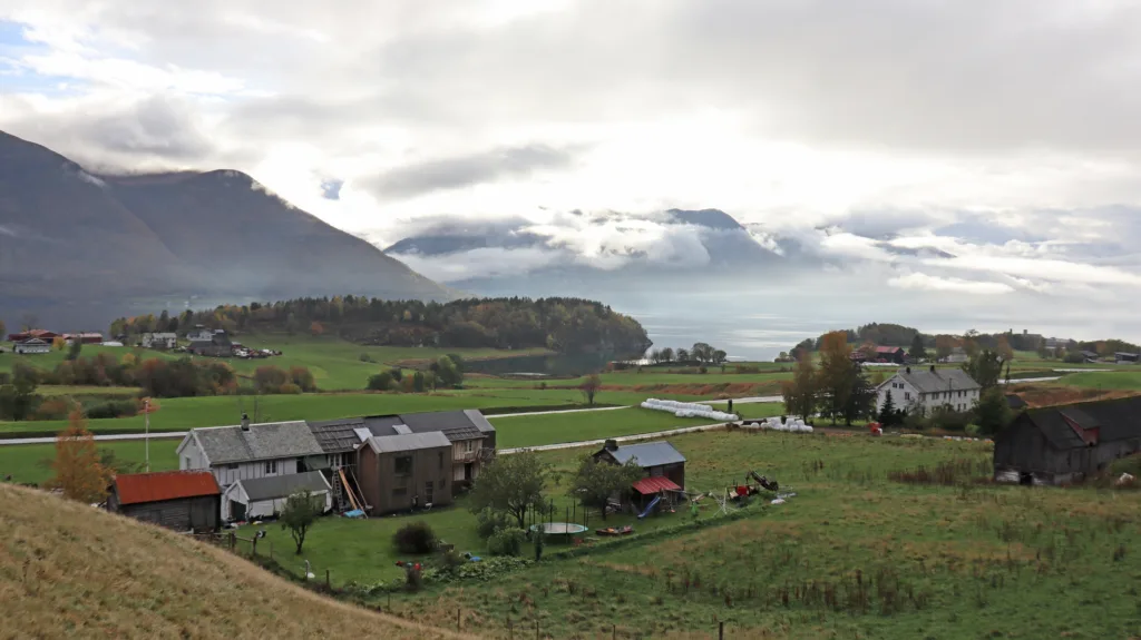 MYE ARBEID: Det er ikke gjort i en håndvending å gjenopplive et gammelt gårdsbruk som ikke har vært i bruk på 20 år.  Nærhet til natur og sjø var viktig da familien valgte å bosette seg akkurat her.