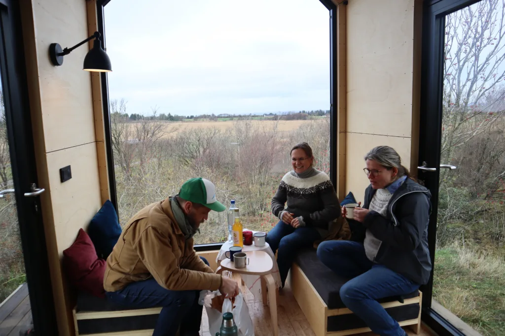 NÆR NATUREN: Hytta har enkel men funksjonell utforming, og du får følelsen av å være ute selv om du er inne.