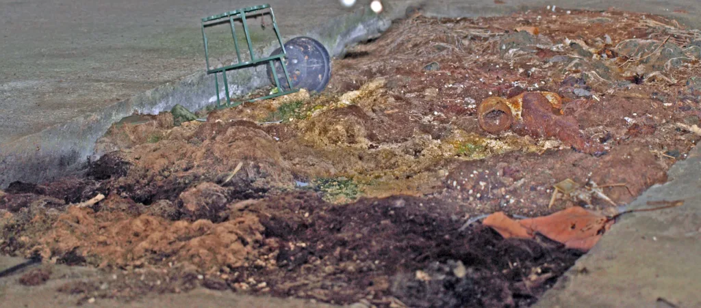 Ryddeprosjekt i utsparinga under bord.