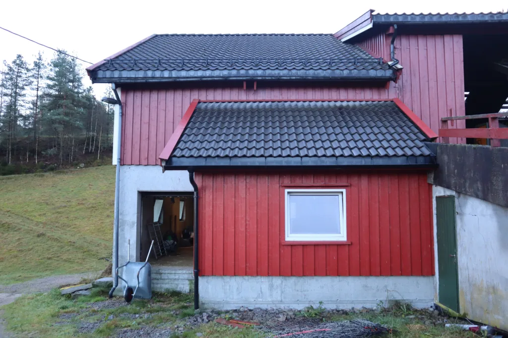 Et påbygg på den ene langsiden av fjøset løste deler av utfordringen med krav om tett liggeareal.