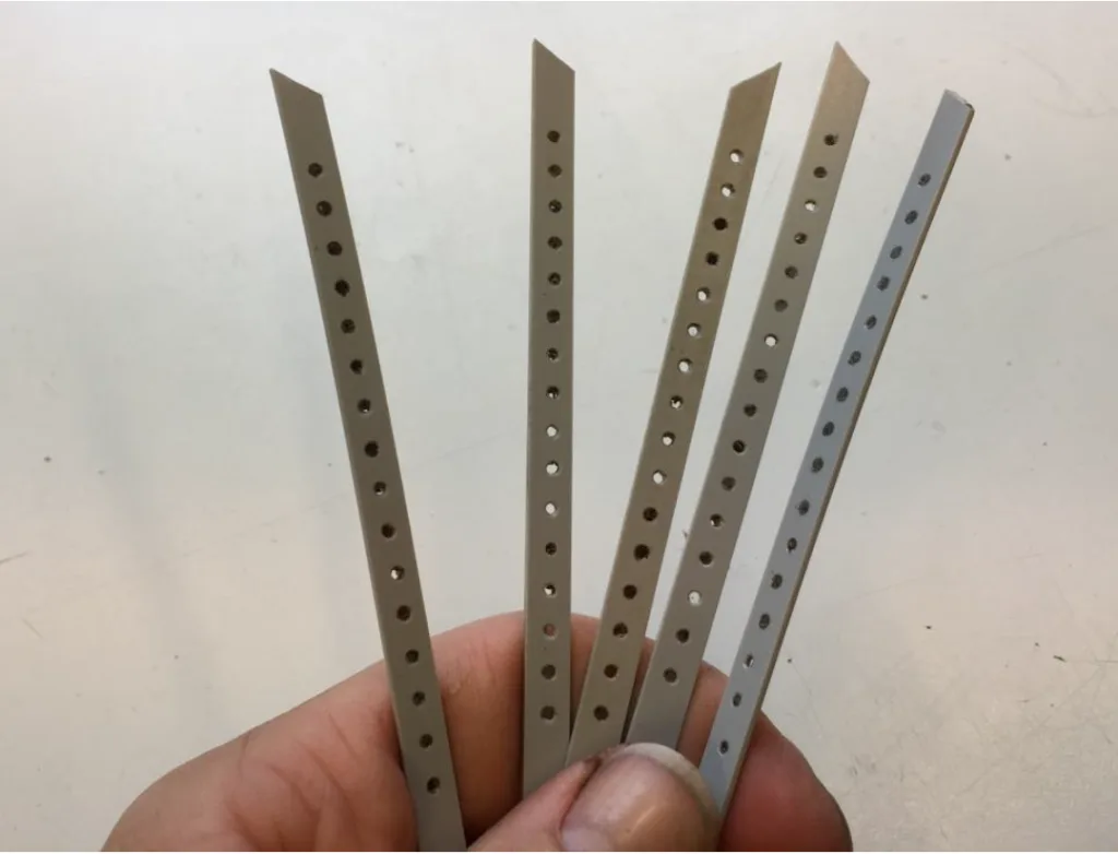 Matpinner etter å ha stått i jorda i det økologiske bringebærfeltet. Noen hull var fortsatt fylt med organisk materiale, mens andre var spist og tomme