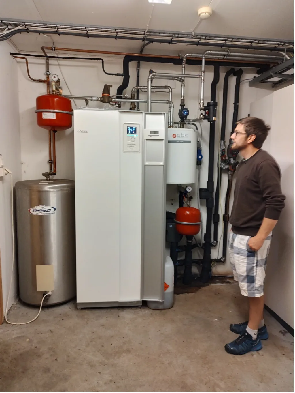 Kontrollpanel og varmepumpe i kjelleren. Anlegget varmer i alt/hele 200 m2 av arealet på gården.