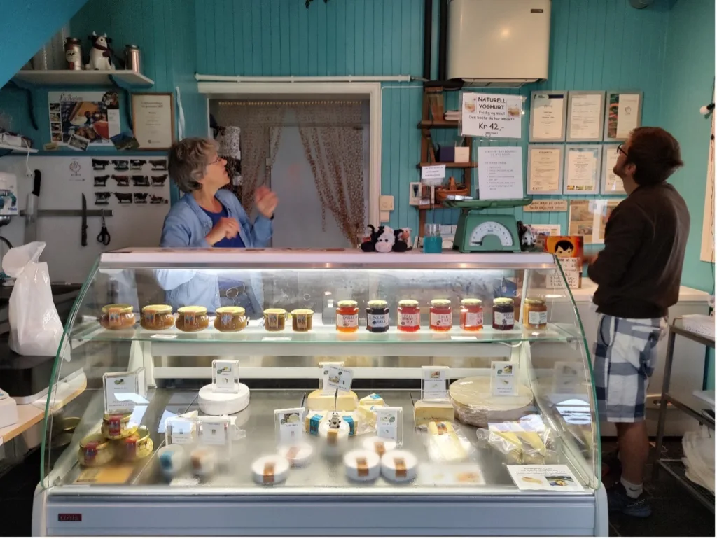 Othild og Anders inspiserer klimaanlegget i gårdsbutikken. I tillegg til egne produkter selges også produkter fra andre lokale produsenter.