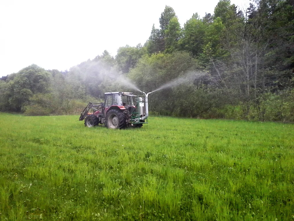 Spesialbygd traktorsprøyte for å spre humus- og kiselpreparat, her i bruk på Ramme gård i Vestby