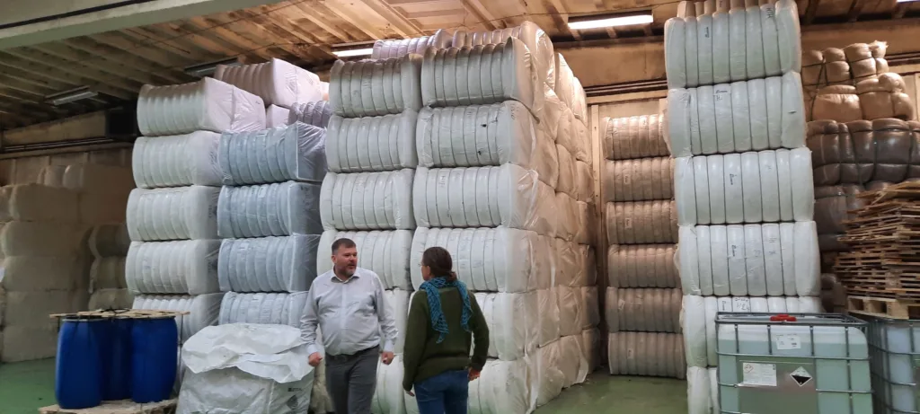 Daglig leder Sigurdur Gunnarsson ved ISTEX viser rundt i fabrikken. Ulla kommer pakka i store sekker fra ullvaskeriet. Foto: Rose Bergslid