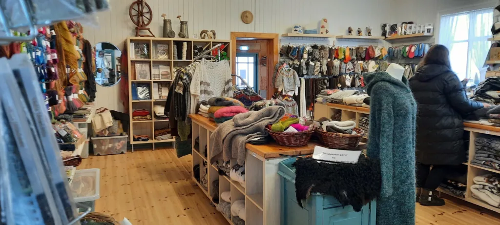 Spennende produkter på ullsenteret Ullarselid. Blant annet håndspunnet og plantefarget garn, gensere og knapper av horn og bein. Foto: Kirsty McKinnon