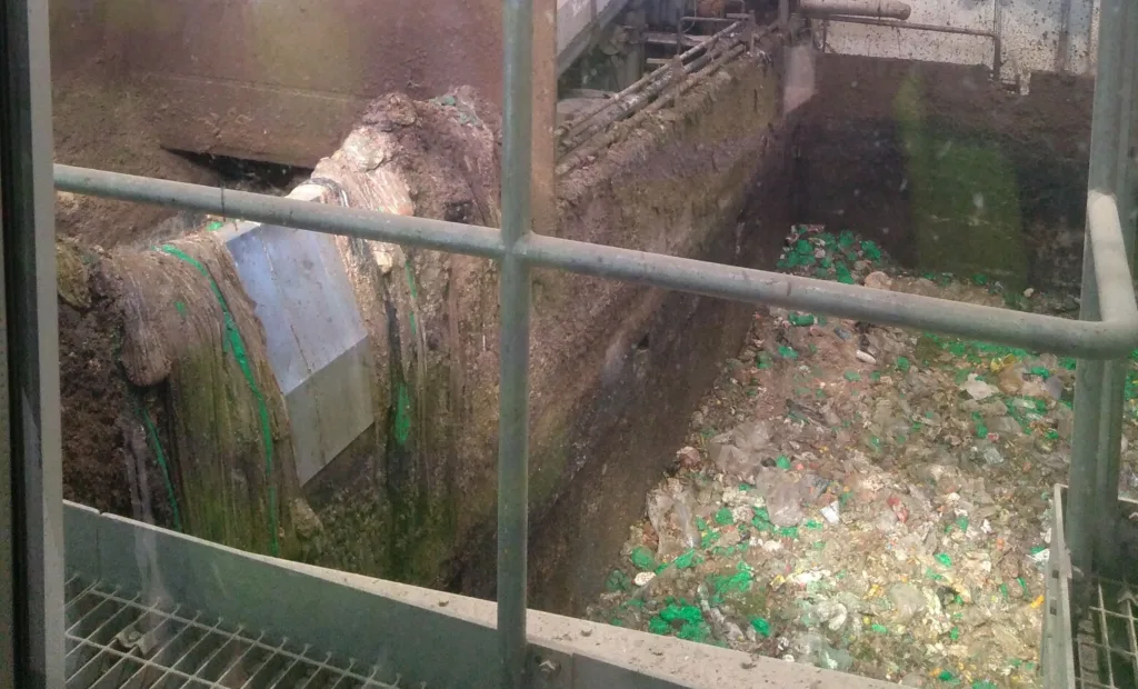 Resirkulering av ressurser fra storsamfunnet er viktig, men kan være utfordrende fordi råstoffet kan ha med seg noen "nisser på lasset". Plastposer som brukes ved innsamling av matavfall til biogassanlegg, utgjør en slik utfordring. Resirkulering av ressurser fra storsamfunnet er viktig, men kan være utfordrende fordi råstoffet kan ha med seg noen "nisser på lasset". Plastposer som brukes ved innsamling av matavfall til biogassanlegg, utgjør en slik utfordring.