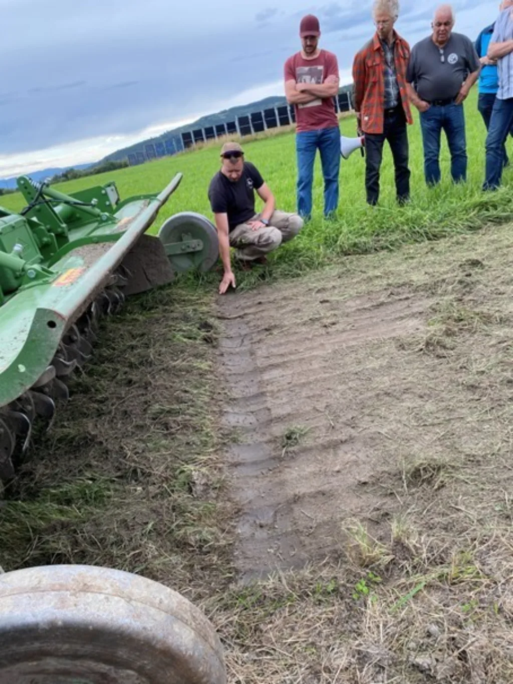 Lars Olav viser hvordan plantemassen ser ut etter en kjøring med biofres i eng med litt gjenvekst (Celli Tiger 190-305 med L-formede kniver og hjulgang foran og bak for jevn skjæring).