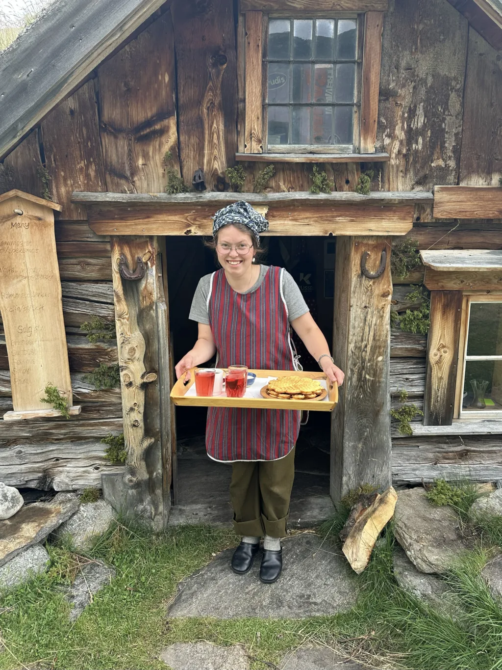 Servering på setra: Nystekte vafler og rømmegrøt hører med når gjester tas imot på Inner Gammelsetra