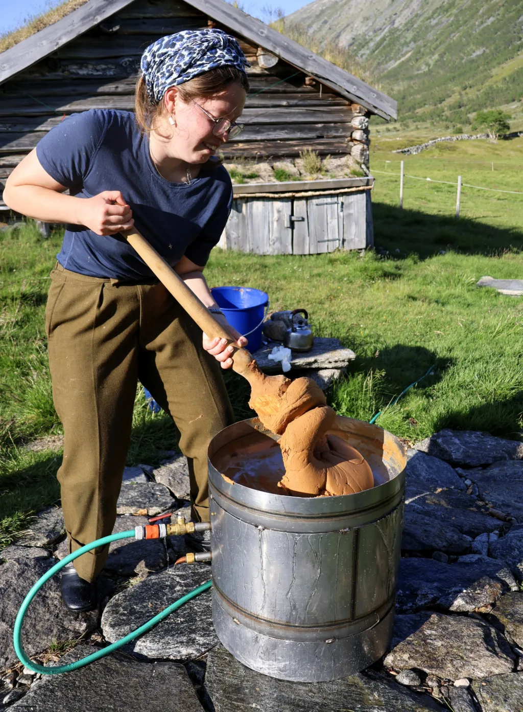 Brunostkoking krever styrke og utholdenhet. Mot slutten må ostemassen røres kraftig i kaldt vannbad mens den tykner, slik budeie Inger Marie viser her