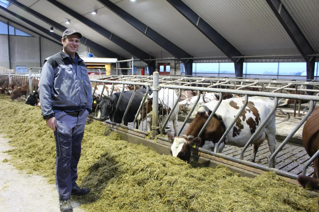 Einar Kiserud er en av gårdbrukerne som deltok i studien. Her står han med dyrene sine.