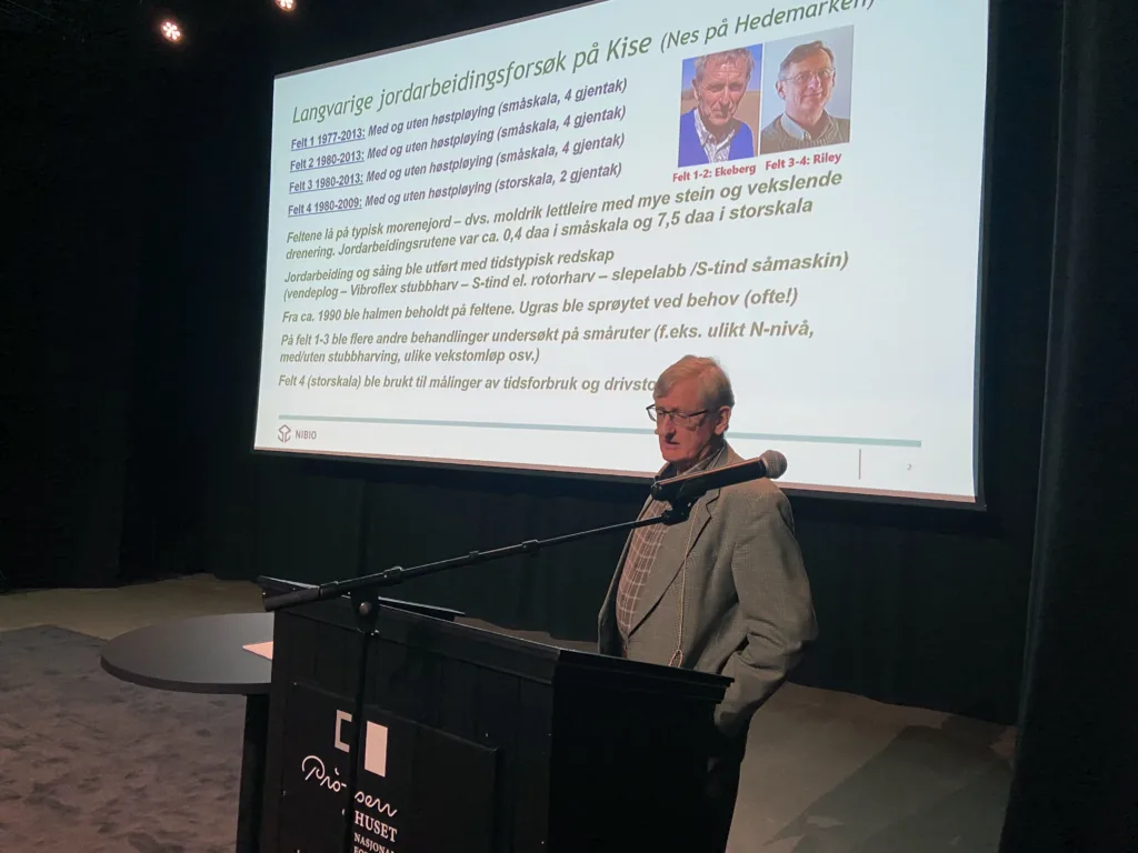 Forskerne Egil Ekeberg og Hugh Riley hadde ansvar for Møystadfeltet i mange år. På jubileumsseminaret som NIBIO Apelsvoll arrangerte høsten 2022 presenterte Riley også resultater fra andre langvarige forsøk de har arbeidet med. Foto: Sissel Hansen