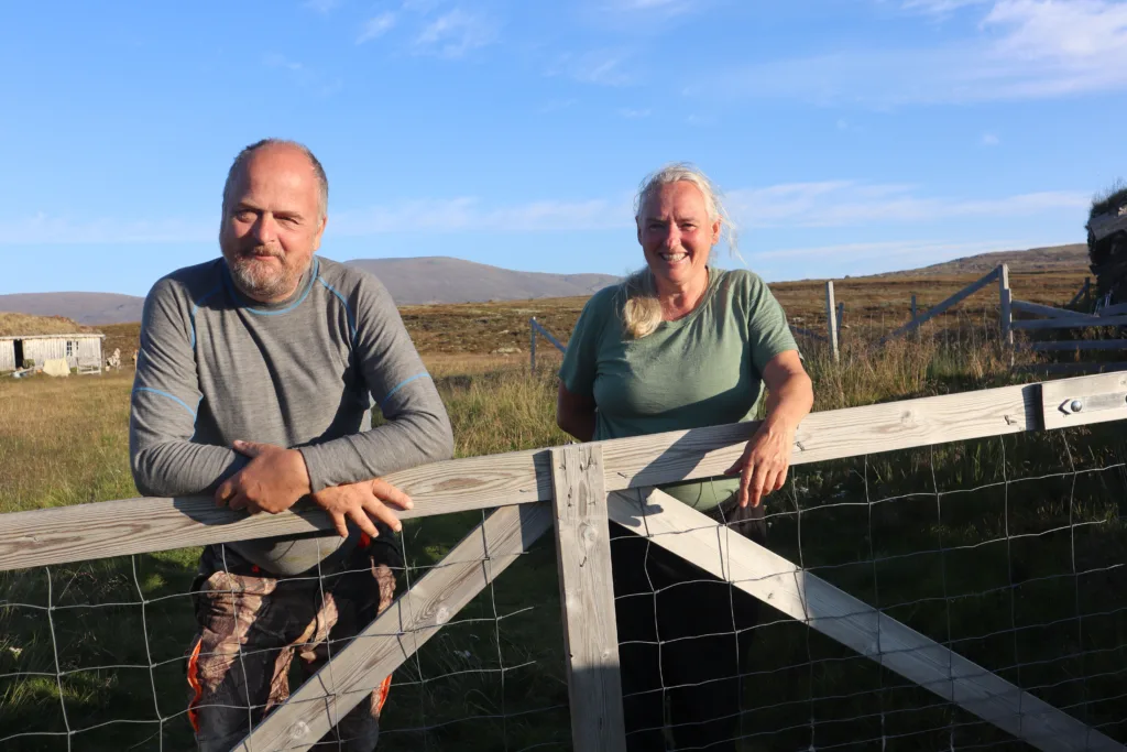 Eivind og Torhild foran setra på Hånnåbekken i Oppdal. I dette området har det gått beitedyr i 4 000 år. Eivind og Torhild foran setra på Hånnåbekken i Oppdal. I dette området har det gått beitedyr i 4 000 år.