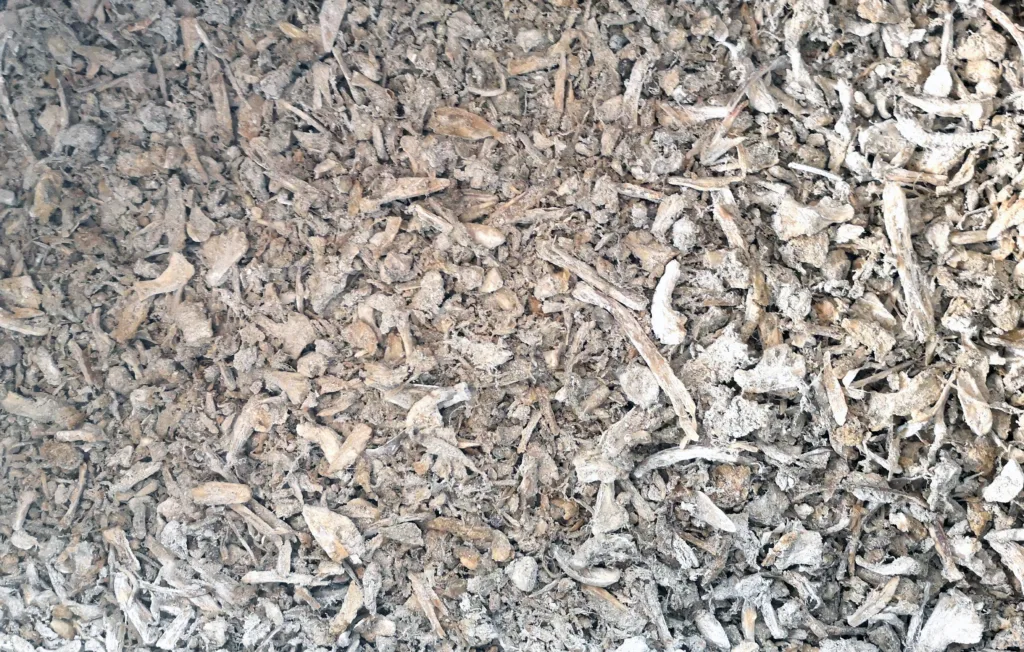 NÆRING FRA HAVET: Det er blant annet oppkvernede rester etter fiskehoder og rygger som brukes som plantenæring.