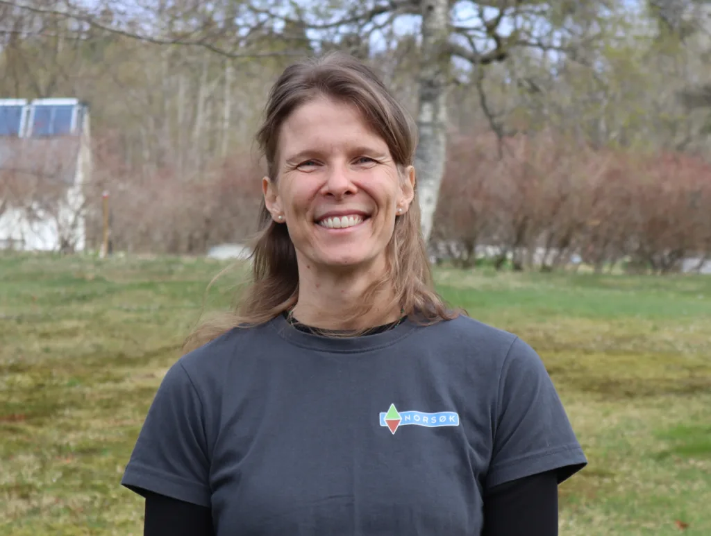 Jordforsker Tatiana Rittl ved NORSØK forklarer at tap av mold fra jorda kan skyldes flere ting.