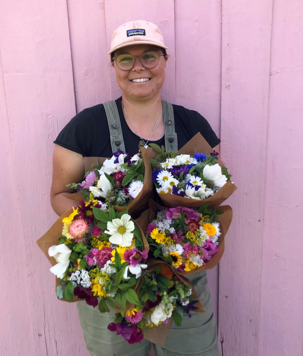 I tillegg til grønsakene dyrkes også snittblomster. Sanne liker å skape bukettene. Da får hun bruk for kreativiteten sin
