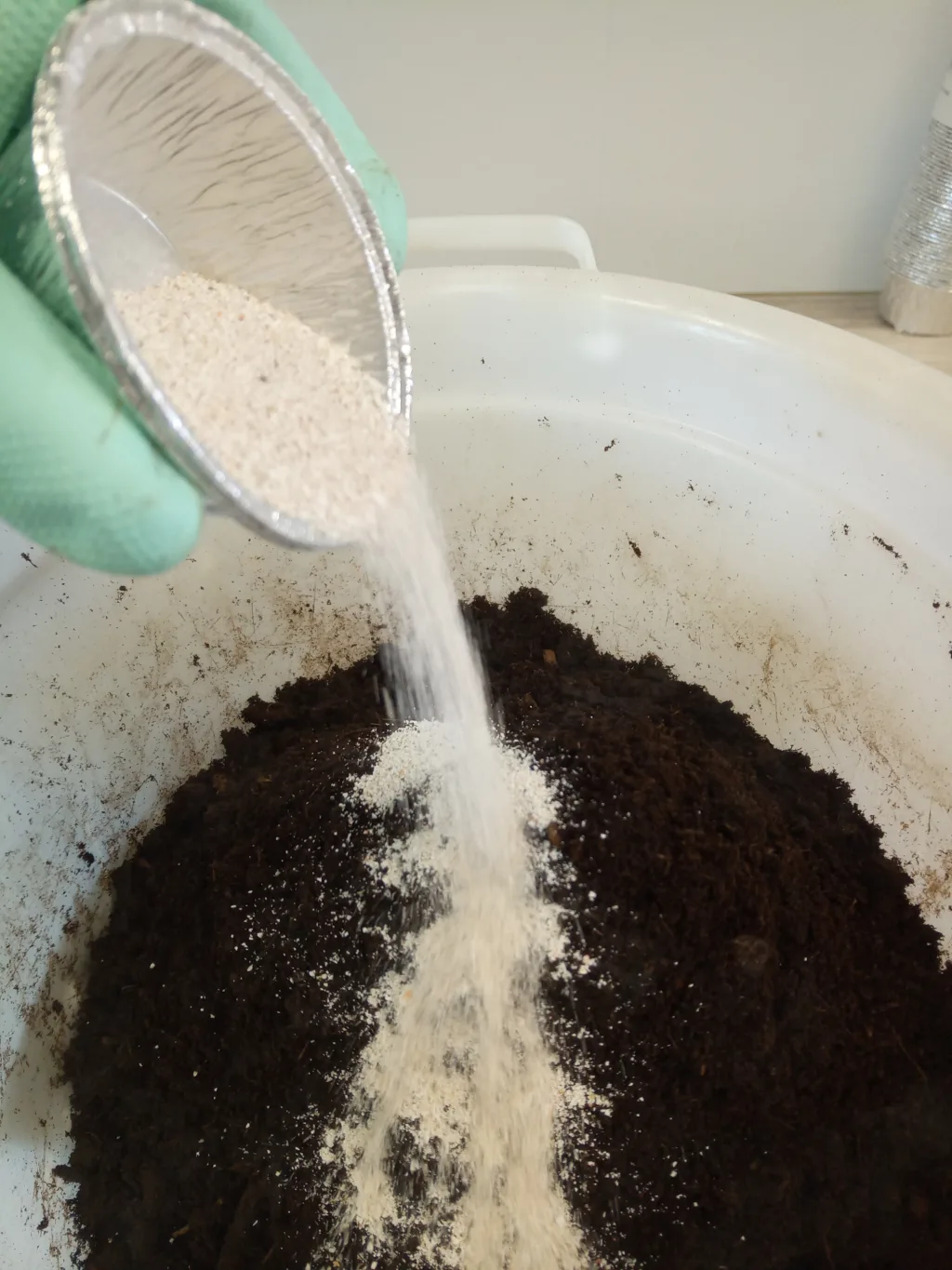 Krabbeskallet ble knust og malt ned til et pulver med partikkelstørrelse < 0,25 mm. Krabbeskallet ble knust og malt ned til et pulver med partikkelstørrelse < 0,25 mm.