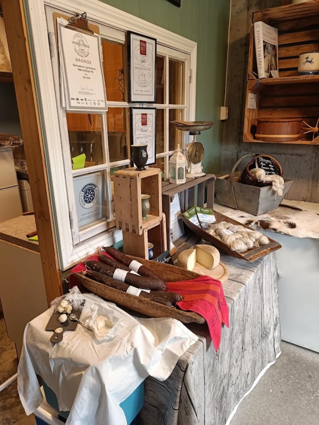 Det meste av produktene selges fra stølen og gården.