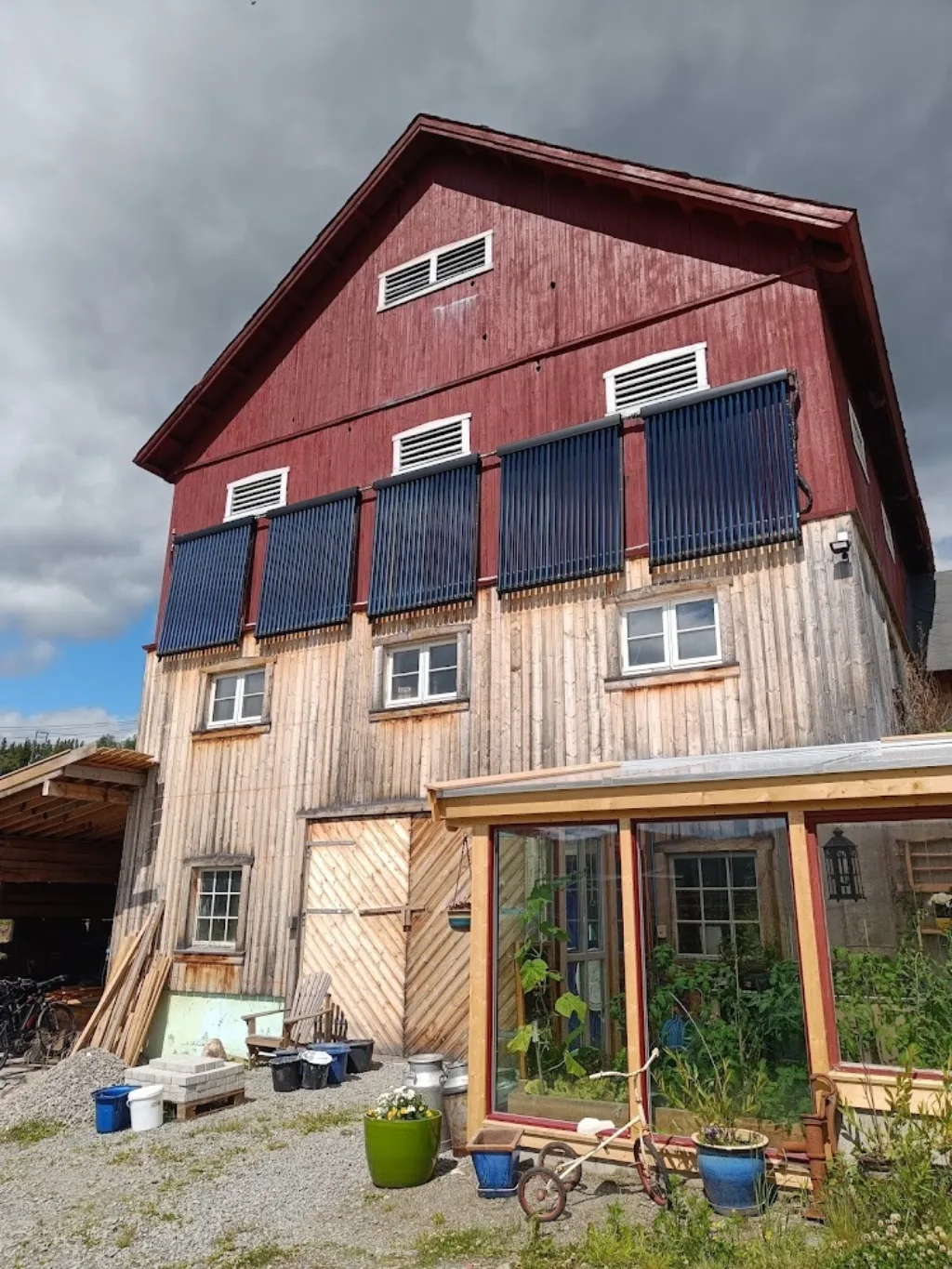 På fjøsveggen er det solfangere som lager varmtvann som brukes til oppvarming på gården.