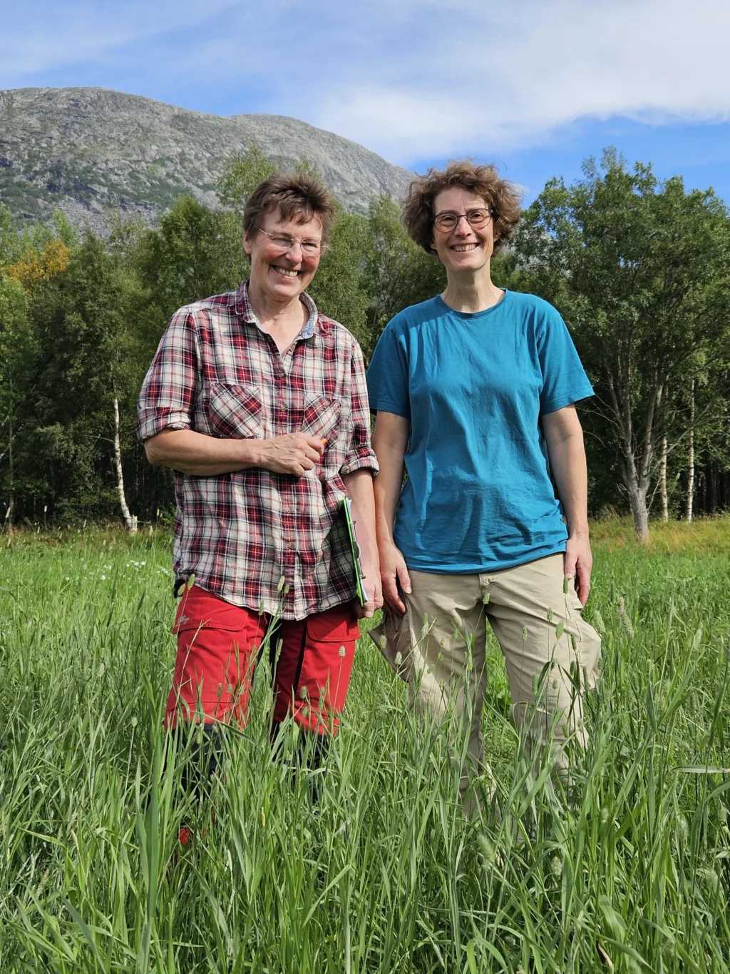 EIERNE: Johanne Harang (t.v.) er oppvokst på gård, og har vært sykehuslege siden starten av 90-tallet. Ivonne Teurlings er økolog med spesialisering i skog- og naturforvaltning, og jobber deltid på gården. De har jobbet sammen på gården siden de møttes på praktisk pedagogisk utdanning på NMBU i 2013