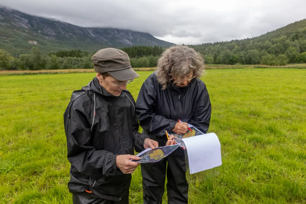 KARTLEGGING: Høsten 2023 hadde de første EOV-kartlegging sammen med Regenerativt Norge og NLR. Harang og Teurlings forteller at å være med i prosjektet har vært en bevisstgjøring i forhold til hvilke valg de vil gjøre for seg selv, men også med tanke på fremtiden.