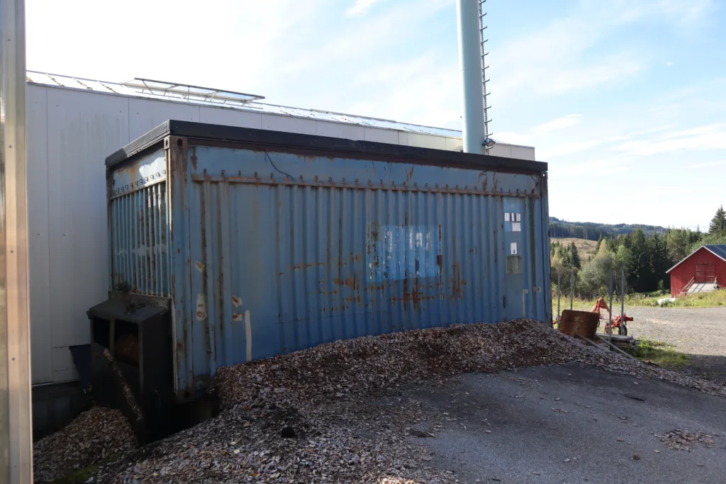 Siloen fylles opp med flis en gang om dagen når anlegget er i bruk